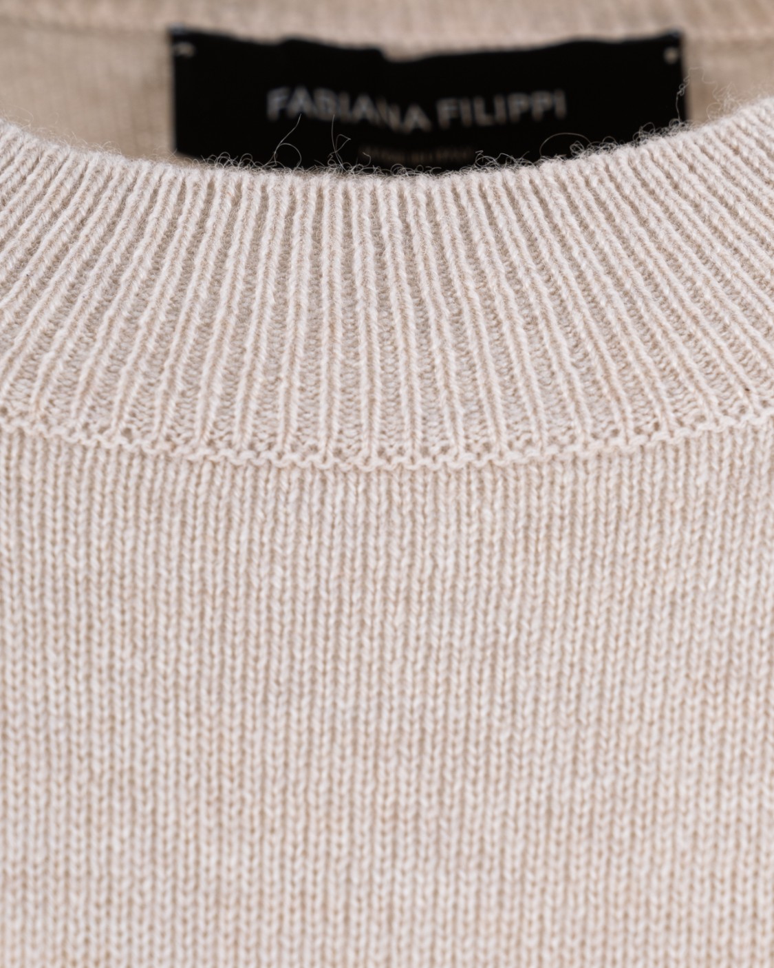 shop FABIANA FILIPPI Saldi Cappa: Fabiana Filippi cappa in cashmere.
Girocollo.
Colletto a costine.
Dettagli in monile.
Composizione: 100% cashmere.
Made in Italy.. MAD224F483-L040-1259 number 322441